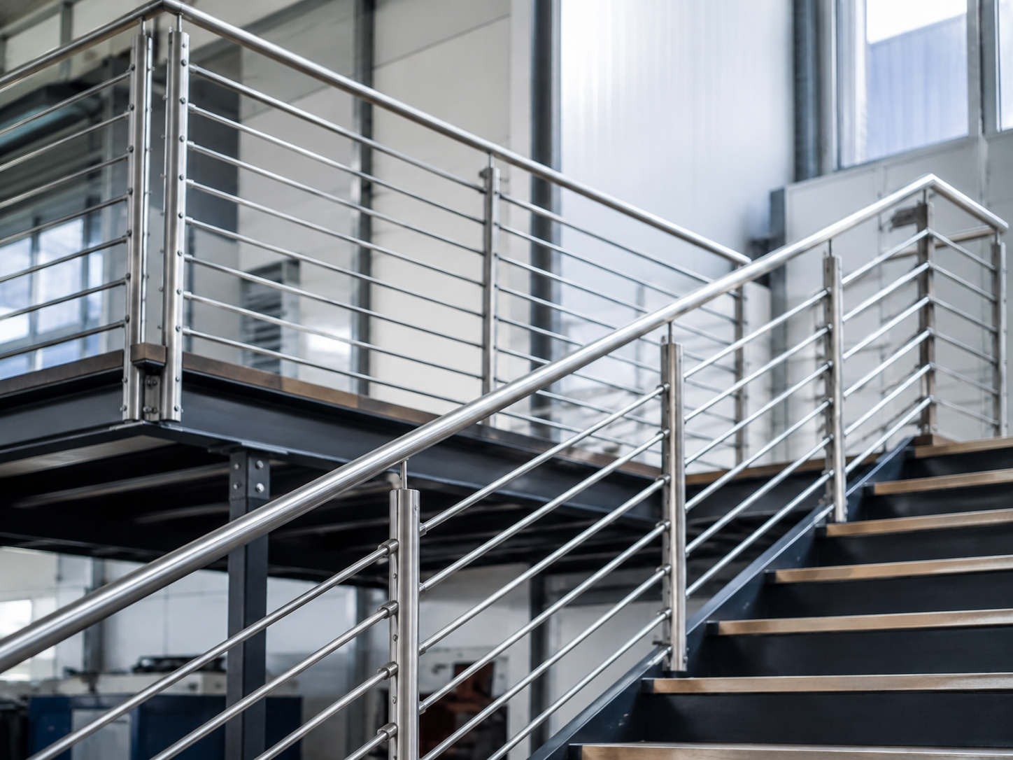 Helle Fertigungshalle für Metallverarbeitung von H&H Eisen-Müller in Fellbach