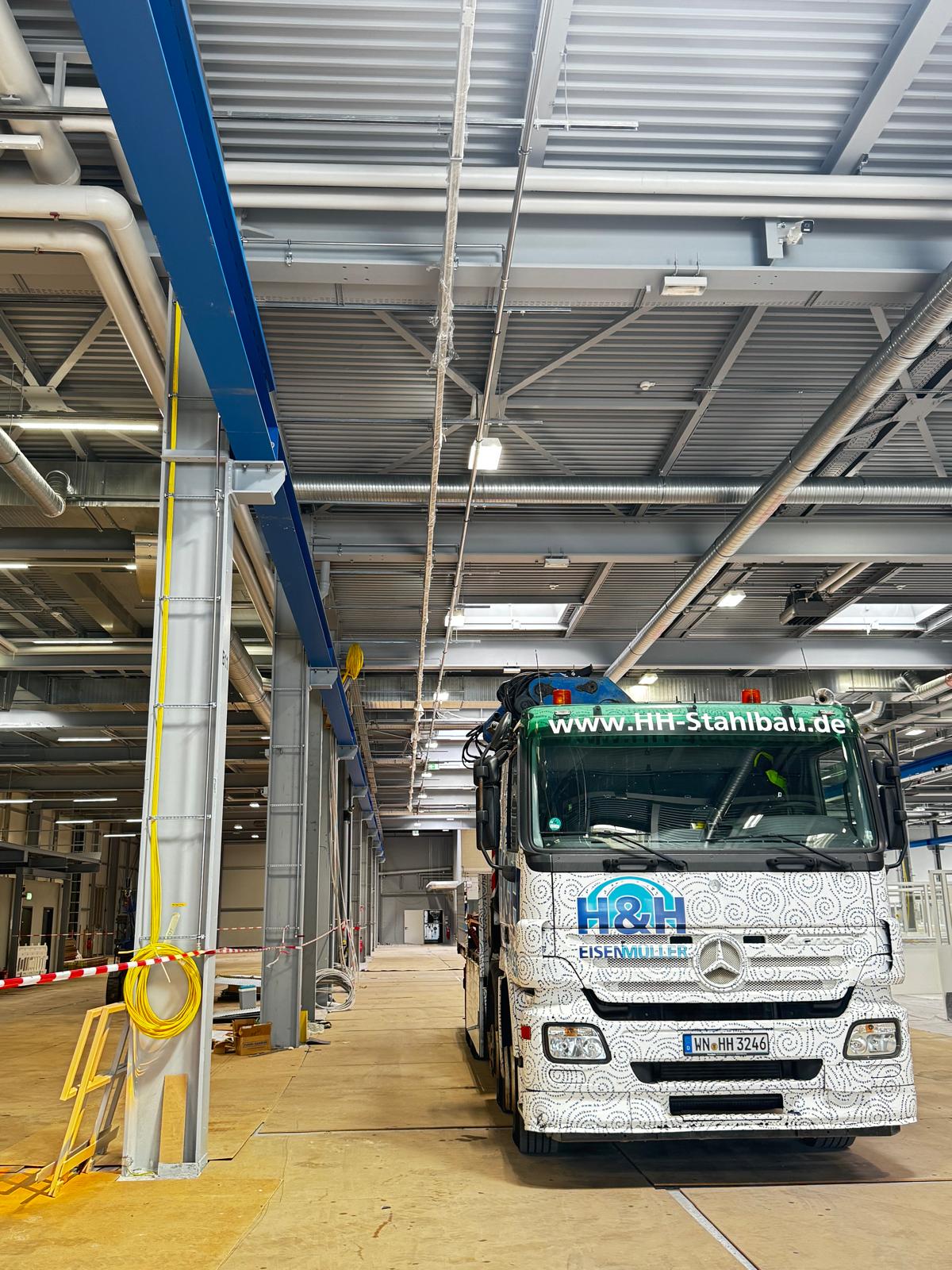 LKW von H&H Eisen-Müller in einer fertiggestellten Stahlbauhalle im Großraum Stuttgart